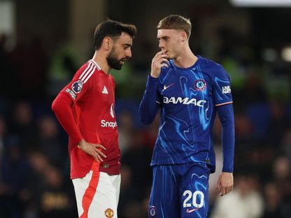 برونو فيرنانديز وكول بالمر خلال مباراة مانشستر يونايتد وتشيلسي بالدوري الإنجليزي الممتاز - 16 مايو 2025 - Reuters