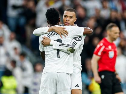 فينيسيوس جونيور مهاجم ريال مدريد يحتفل مع كيليان مبابي بهدفه في مرمى فالنسيا - 5 أبريل 2025 - x/@realmadrid