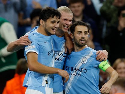 إيرلينغ هالاند مهاجم مانشستر سيتي يحتفل بهدفه في مرمى نابولي مع برناردو سيلفا وعبد القادر خسانوف - 18 سبتمبر 2025 - Reuters