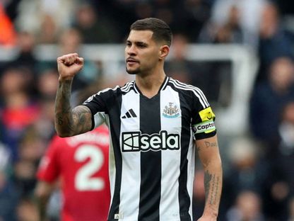 برونو غيماريش لاعب وسط نيوكاسل يونايتد يسجل أمام مانشستر يونايتد في البريمييرليغ 13-4-2025 - Reuters