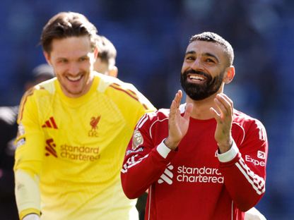 فريدي وودمان حارس ليفربول يحتفل بالفوز على إيفرتون مع محمد صلاح - 19 أبريل 2026 - Reuters