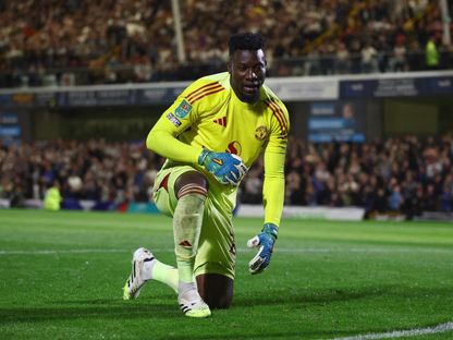 أندريه أونانا حارس مانشستر يونايتد خلال مواجهة غريمسبي في كأس رابطة الأندية الإنجليزية - 27 أغسطس 2025 - Action Images via Reuters