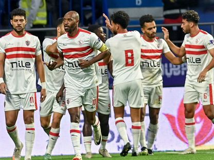 لاعبو الزمالك يحتفلون بعد تسجيل هدف في شباك الأهلي السعودي في مباراة ودية - AFP