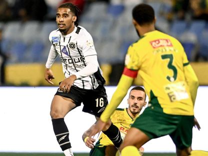 حسين الصبياني لاعب الشباب في صراع على الكرة مع اثنين من لاعبي الخليج في الدوري السعودي - 24 يناير 2026 - X/@AlshababSaudiFC