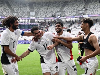 لاعبو منتخب مصر يحتفلون بتسجيل هدف في مرمى إسبانيا بأولمبياد باريس- 30 يوليو 2024 - FB/@EFA