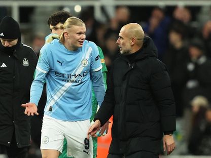 بيب غوارديولا مدرب مانشستر سيتي يتحدث مع إيرلينغ هالاند بعد الفوز على نيوكاسل في ذهاب نصف نهائي كأس الرابطة - 13 يناير 2026 - Reuters