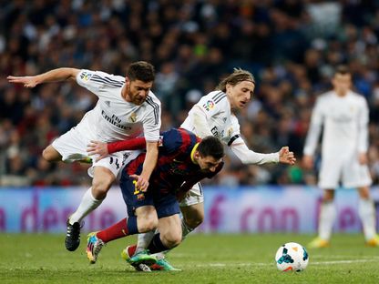 تشابي ألونسو ولوكا مودريتش ثنائي ريال مدريد في مواجهة ليونيل ميسي في الكلاسيكو - 23 مارس 2014 - Reuters