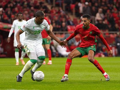 عز الدين أوناحي لاعب المغرب في صراع على الكرة مع أحد لاعبي جزر القمر في افتتاح كأس الأمم الإفريقية - 21 ديسمبر 2025 - Reuters