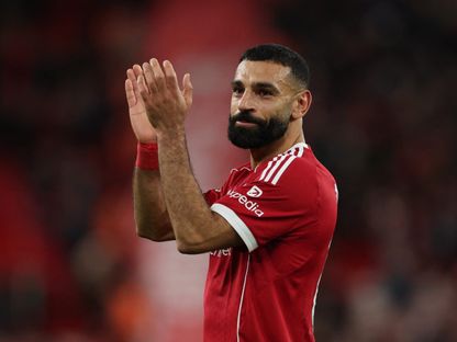 محمد صلاح يوجه التحية لجماهير ليفربول بعد الفوز على برايتون في الدوري الإنجليزي الممتاز - 13 ديسمبر 2025 - Reuters