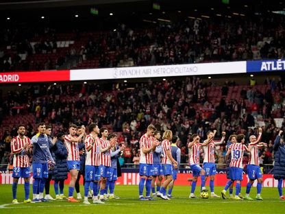 لاعبو أتلتيكو مدريد يوجهون التحية للجمهور بعد مباراة ريال سوسيداد بالدوري الإسباني - 7 مارس 2026 - Reuters