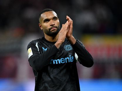 جوناثان تاه لاعب باير ليفركوزن يحيي الجمهور بعد التعادل أمام لايبزيغ في الدوري الألماني - 25 يناير 2025 - Reuters