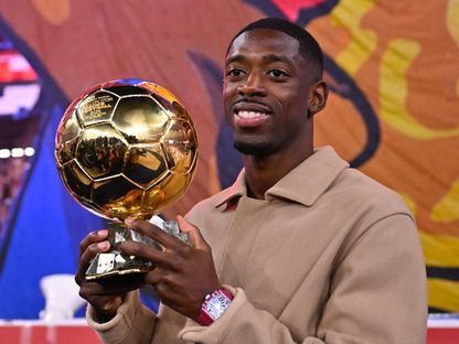 ديمبيلي يقدم الكرة الذهبية لجمهور ملعب "بارك دي برانس" بباريس - 27 سبتمبر 2025 - X/PSG_inside