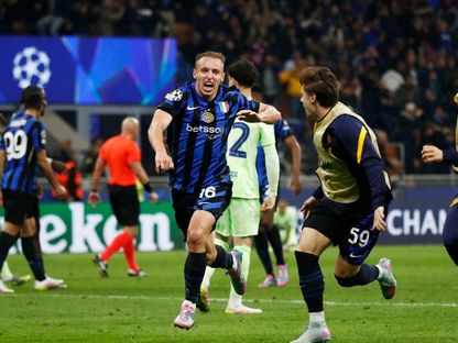 دافيدي فراتيسي يحتفل بهدف تقدم إنتر على برشلونة 4-3 في دوري أبطال أوروبا 6-5-2025 - Reuters