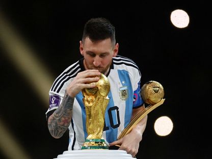 ليونيل ميسي يُقبّل مجسم كأس العالم بعد نهائي 2022 بين الأرجنتين وفرنسا - 19 ديسمبر 2022 - Reuters