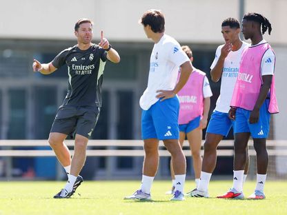 تشابي ألونسو يوجّه لاعبين خلال تدرب لريال مدريد - 15 سبتمبر 2025 - realmadrid.com