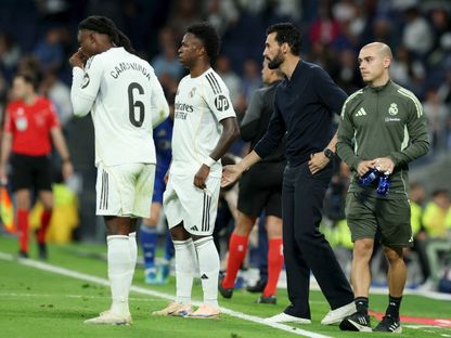 مدرب ريال مدريد ألفارو أربيلوا مع فينيسيوس جونيور وإدواردو كامافينغا خلال مباراة ضد ريال أوفييدو - 14 مايو 2026 - REUTERS