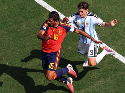 خوليان ألفاريز يلاحق رودريغو هيرنانديز رودري في مباراة الأرجنتين وإسبانيا بنهائي كأس العالم - 19 يوليو 2026 - reuters