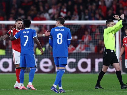 لحظة تفعيل الحكم الفرنسي ليتيكسير لبروتوكول العنصرية خلال مواجهة بنفيكا وريال مدريد في دوري أبطال أوروبا - 17 فبراير 2026 - Reuters