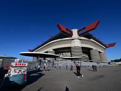 محيط ملعب سان سيرو قبل مباراة ميلان ونابولي في الدوري الإيطالي - 28 سبتمبر 2025 - Reuters