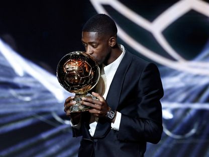 عثمان ديمبيلي يحتفل بالجائزة الذهبية 2025 لأفضل لاعب في العالم - 22 سبتمبر 2025 - Reuters