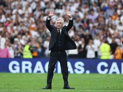 كارلو أنشيلوتي يودّع الجمهور في "سانتياغو برنابيو" بعد مباراته الأخيرة كمدرب لريال مدريد أمام ريال سوسيداد - 24 مايو 2025 - Reuters