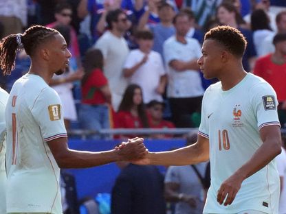 كيليان مبابي يصافح مايكل أوليس بعد فوز فرنسا على المغرب في كأس العالم - 9 يوليو 2026 - IMAGN IMAGES via Reuters