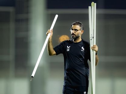 سعد الشهري مدرب الاتفاق في تدريبات الفريق استعداداً لمواجهة الأهلي في دوري روشن السعودي - 8 سبتمبر 2025 - X/@Ettifaq