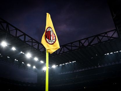 شعار ميلان على علم زاوية ملعب سان سيرو قبل مواجهة ساسولو - 30 ديسمبر 2023 - AFP