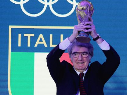 اللاعب السابق دينو زوف يحمل كأس العالم 1982 خلال حفل توزيع جوائز كولاري دورو للجنة الأولمبية الإيطالية - 19 ديسمبر 2017 - Getty Images