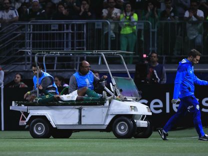 إندريك يغادر الملعب على نقالة بعد تعرضه لإصابة في مواجهة بالميراس أمام إندبندنتي الإكوادوري - 15 مايو 2024 - AFP