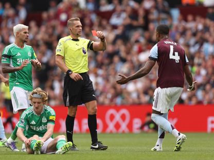 إرزي كونسا مدافع أستون فيلا يتلقى بطاقة حمراء ضد نيوكاسل - 16 أغسطس 2025 - Reuters