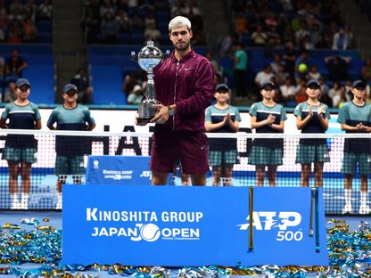 كارلوس ألكاراز يحتفل بلقب بطولة اليابان الفتوحة للتنس - 30 سبتمبر 2025 - Reuters