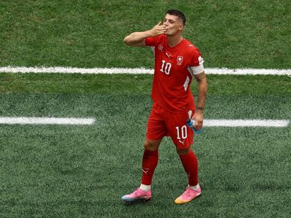 لاعب وسط سويسرا غرانيت تشاكا يحيي الجمهور بعد الفوز بركلات الترجيح أمام كولومبيا في كأس العالم - 8 يوليو 2026 - reuters