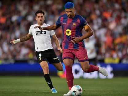 رونالد أراوخو يصبغ شعره باللون الأزرق في مباراة برشلونة وفالنسيا في الجولة 38 من الدوري الإسباني - 23 مايو 2026 - reuters