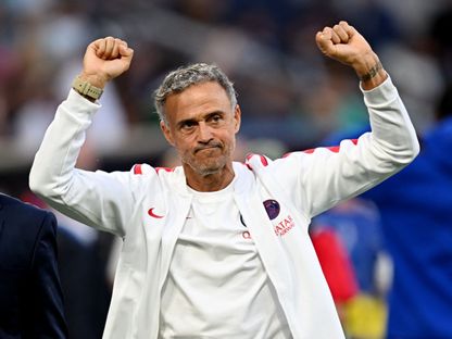 لويس إنريكي مدرب باريس سان جيرمان يحيي جماهير فريقه قبل مباراة أستون فيلا في السوبر الأوروبي - 12 أغسطس 2026 - Reuters
