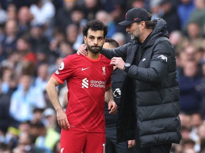 مدرب ليفربول يورغن كلوب يتحدث مع محمد صلاح خلال مباراة ضد مانشستر سيتي في الدوري الإنجليزي الممتاز – 10 أبريل 2022 - Reuters