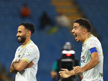 لاعبان من التعاون يحتفلان بتسجيل هدف في مرمى ضمك بالدوري السعودي - 19 أكتوبر 2025 - X/@thmanyahsports