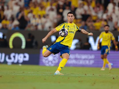 البرتغالي كريستيانو رونالدو نجم النصر لحظة تسجيله هدفا رائعا في شباك الرياض - 12 أبريل 2025 - X/AlNassrFC