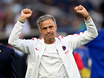 لويس إنريكي مدرب باريس سان جيرمان يحيي جماهير فريقه قبل مباراة أستون فيلا في السوبر الأوروبي - 12 أغسطس 2026 - Reuters