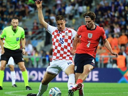 لاعب وسط إنجلترا أليكس سكوت في مباراة كرواتيا بدوري الأمم الأوروبية - 3 أكتوبر 2026 - reuters