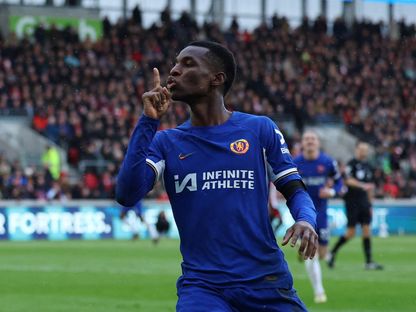 نيكولاس جاكسون مهاجم تشيلسي يحتفل بعد تسجيله هدفاً في شباك برينتفورد - reuters