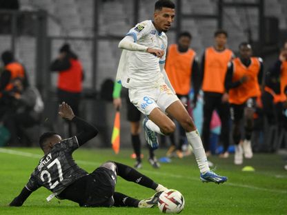 المغربي عز الدين أوناحي لاعب مارسيليا الفرنسي يحاول تجاوز مدافع ميتز خلال مواجهة الفريقين - AFP