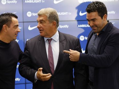 رئيس برشلونة جوان لابورتا يتوسّط المدير الرياضي للنادي ديكو والمدرب تشافي هيرنانديز - 13 سبتمبر 2023  - Reuters 