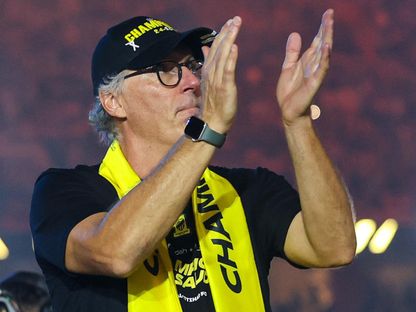 لوران بلان مدرب الاتحاد يحيي جمهور الفريق حلال حفل التتويج بلقب الدوري السعودي - 26 مايو 2025 - X/@@ittihad