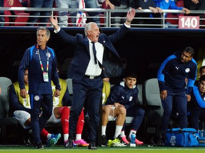 غوستافو ألفارو مدرب باراغواي خلال مواجهة أستراليا في كأس العالم - 26 يونيو 2026 - REUTERS