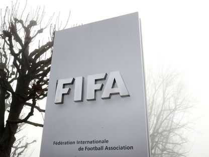 شعار الاتحاد الدولي لكرة القدم في مقر الاتحاد بمدينة زيورخ السويسرية - 18 نوفمبر 2020 - reuters