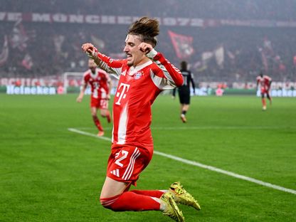 لاعب بايرن ميونيخ لينارت كارل يحتفل بالتسجيل ضد سبورتينغ لشبونة في دوري أبطال أوروبا - 9 ديسمبر 2025 - Reuters