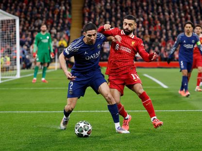 محمد صلاح في صراع على الكرة مع أشرف حكيمي بمباراة ليفربول وباريس سان جيرمان بدوري أبطال أوروبا - 11 مارس 2025 - Reuters