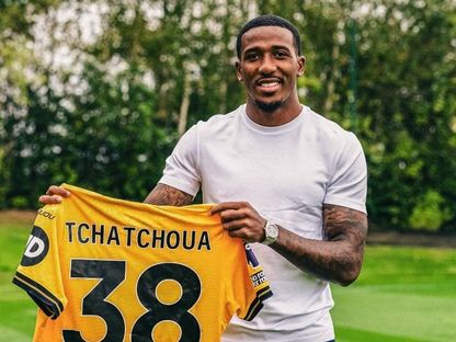 المدافع الكاميروني جاكسون تشاتشوا لاعب ولفرهامبتون الجديد - 19 أغسطس 2025 - X/@Wolves