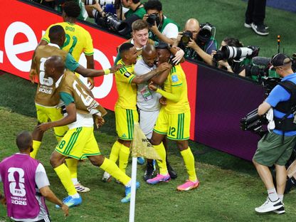 تابيلو ماسيكو لاعب جنوب إفريقيا يحتفل مع زملائه بهدفه في مرمى كوريا الجنوبية في كأس العالم - 25 يونيو 2026 - Reuters